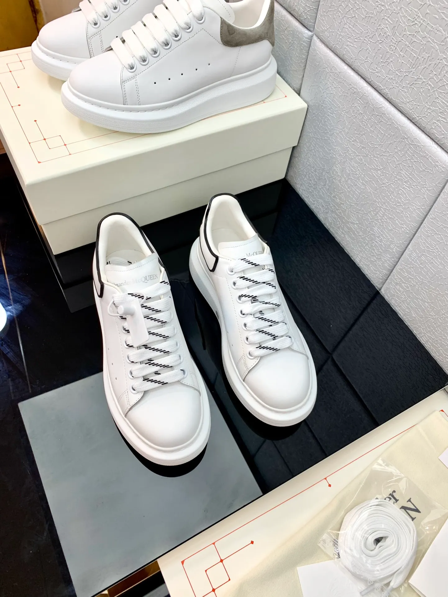 ✨Ex-factory price p480✨ Women's shoes Women's clothing Women's shoes factory Women's shoes Women's clothing The latest McQueen white shoes original 1⃣: 1⃣ perfect replica ☑Deliver the latest counter full set of packaging 🎁Full series of color styles are constantly updated🥳🥳 🔺Fabric: Customized original matte silk cowhide 🔺Inner lining: Imported water-dyed sheepskin lining/Original customized soft cowhide cushion 🔺Feet: super clear high temperature air pressure logo➕soft latex pad 🔺Outsole: rubber T✨Ex-factory price pU vacuum sole/I✨Ex-factory price p foam original sole, thick sole about 4cm